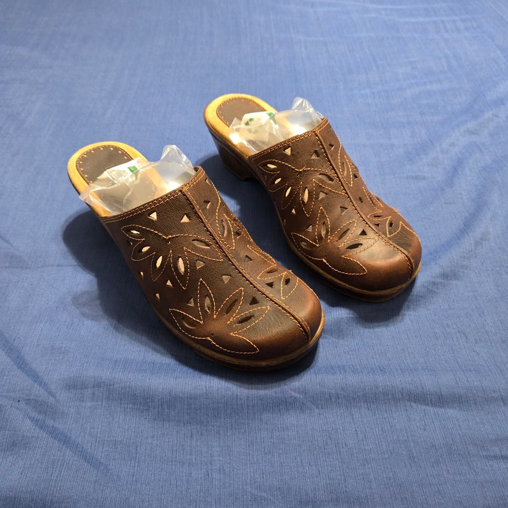 Bass Brenda Clogs Womens 7.5 Brown Good Leather Laser Cut Floral Wedge Mules